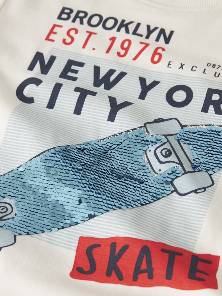 Vit skate t-shirt med flip paljetter till kille i ekologisk bomull från Name it.
NKMKURTH SS TOP PB
13244910