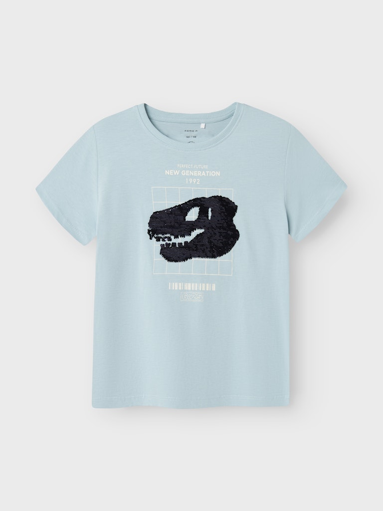 Ljus blå t-shirt med flip paljetter till kille i ekologisk bomull från Name it. Dino, huvud kortärmad tröja.
NKMKURTH SS TOP PB
13244910