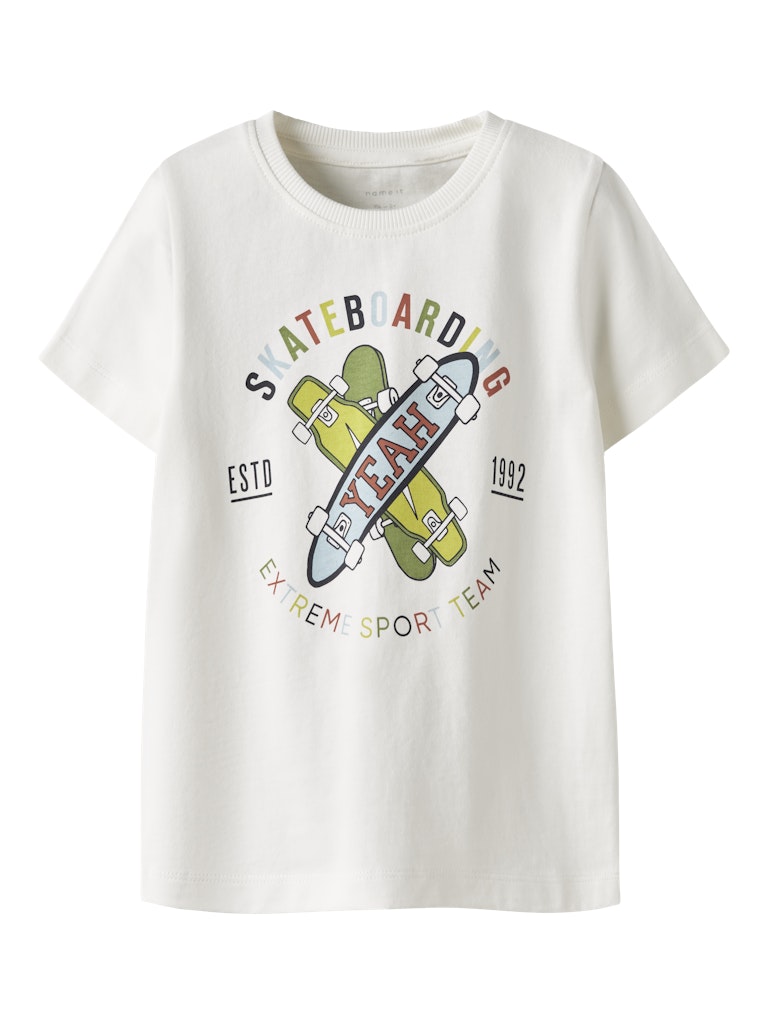 Vit t-shirt med skateboard. Ekologiska barnkläder till pojke från Name it.
NMMKARLTON SS TOP PB
13244915
