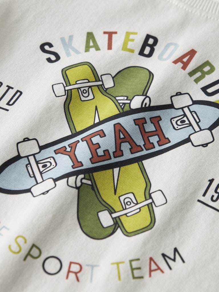 Vit t-shirt med skateboard. Ekologiska barnkläder till pojke från Name it.
NMMKARLTON SS TOP PB
13244915