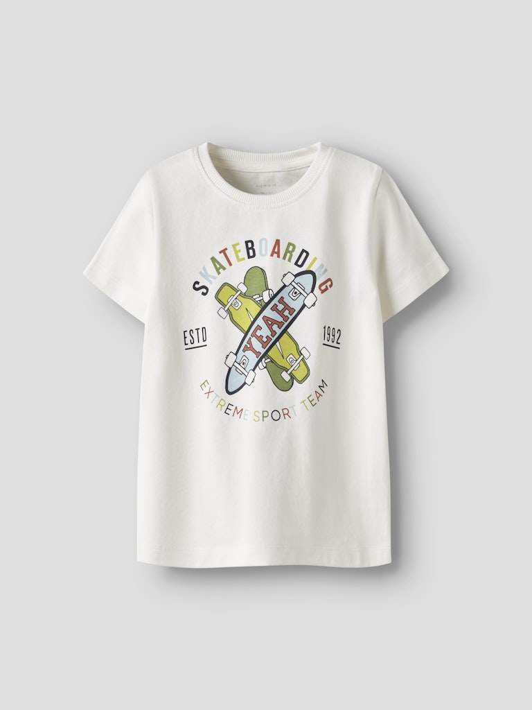 Vit t-shirt med skateboard. Ekologiska barnkläder till pojke från Name it.
NMMKARLTON SS TOP PB
13244915