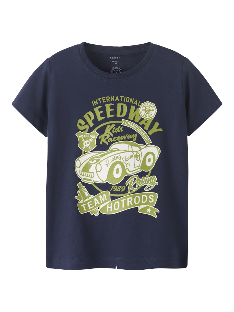 Blå t-shirt med bil. Ekologiska barnkläder till pojke från Name it.
NMMKARLTON SS TOP PB
13244915