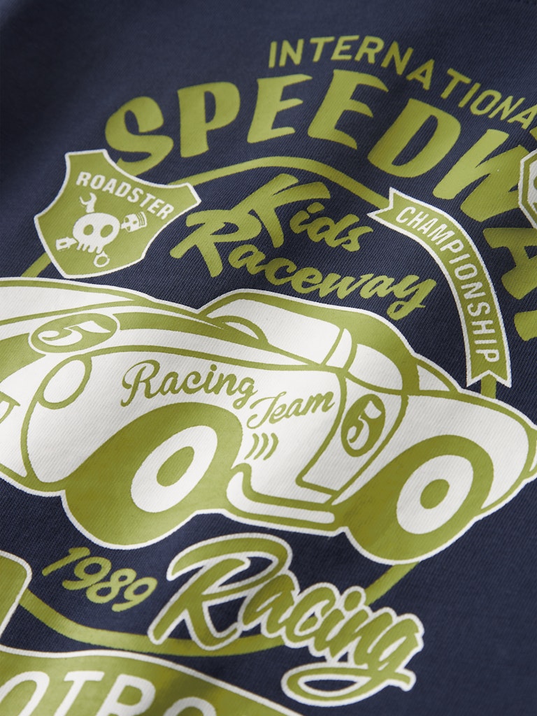 Blå t-shirt med bil. Ekologiska barnkläder till pojke från Name it.
NMMKARLTON SS TOP PB
13244915