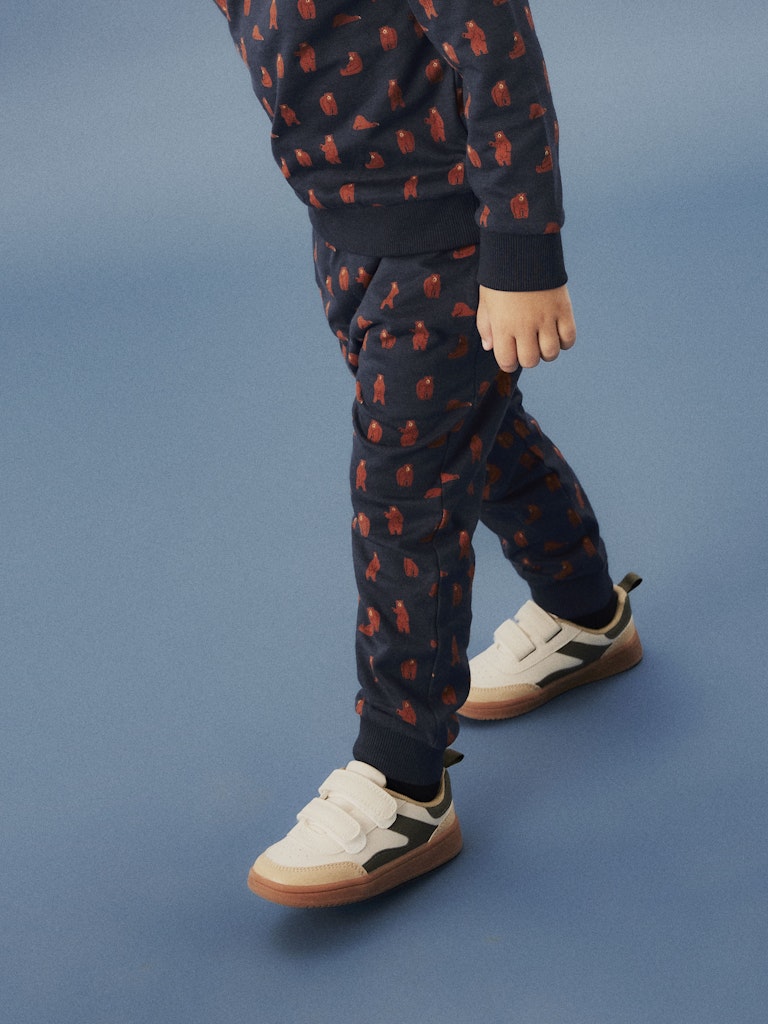Blå mys byxa till pojke med björnar. Joggers med print.
NMMNENEAN SWE PANT BRU PB
13244927