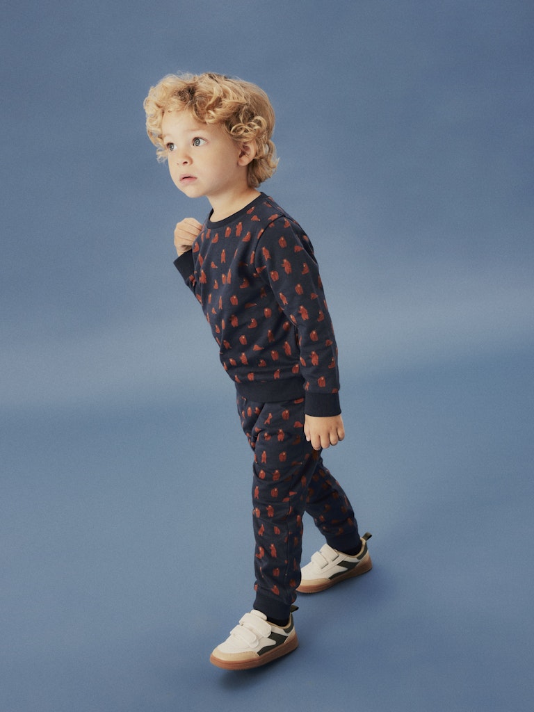 Blå mys byxa till pojke med björnar. Joggers med print.
NMMNENEAN SWE PANT BRU PB
13244927