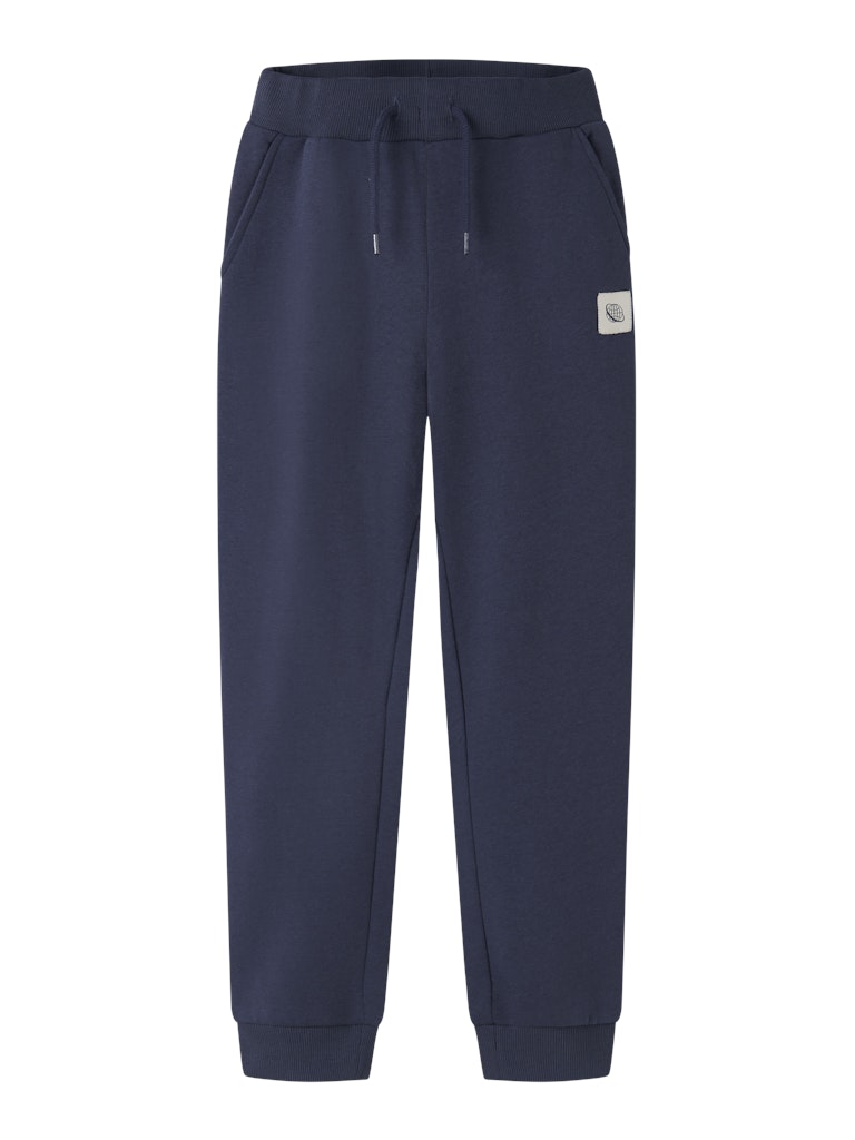Blå mjukis byxa i sweat till kille. Joggers till pojke i återvunnen polyester från Name it.
NKMNELLO NREG SWE PANT BRU PB
13244937