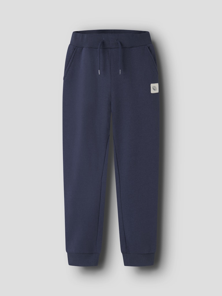 Blå mjukis byxa i sweat till kille. Joggers till pojke i återvunnen polyester från Name it.
NKMNELLO NREG SWE PANT BRU PB
13244937