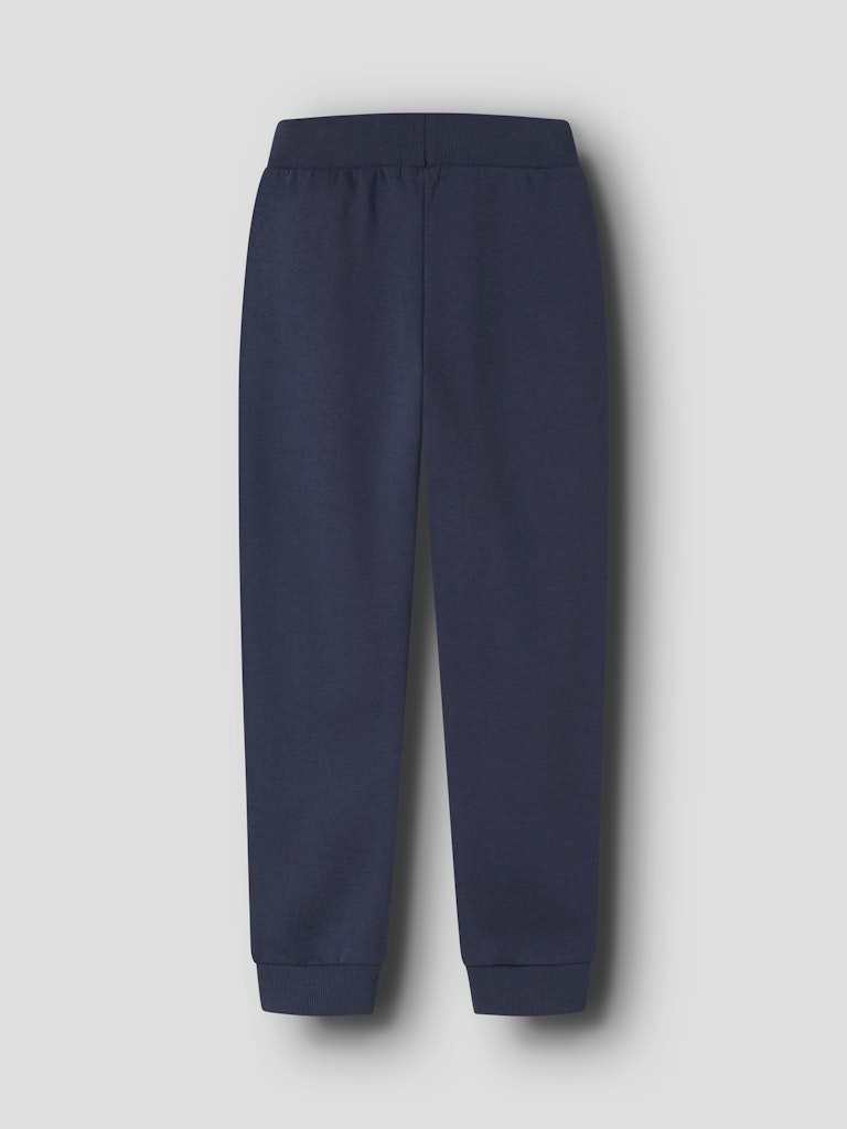 Blå mjukis byxa i sweat till kille. Joggers till pojke i återvunnen polyester från Name it.
NKMNELLO NREG SWE PANT BRU PB
13244937