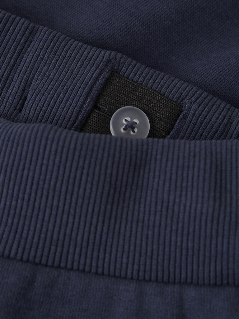 Blå mjukis byxa i sweat till kille. Joggers till pojke i återvunnen polyester från Name it.
NKMNELLO NREG SWE PANT BRU PB
13244937