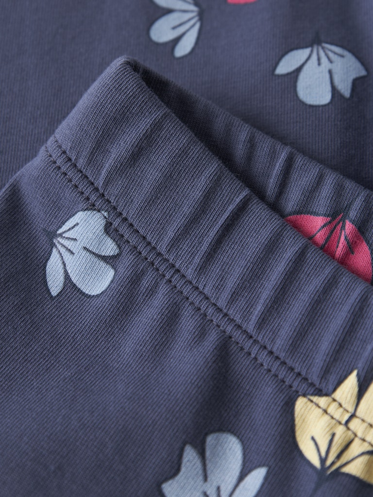 Blå mönstrade leggings med blad till flicka.
NMFNULANA LEGGING PB
13244979