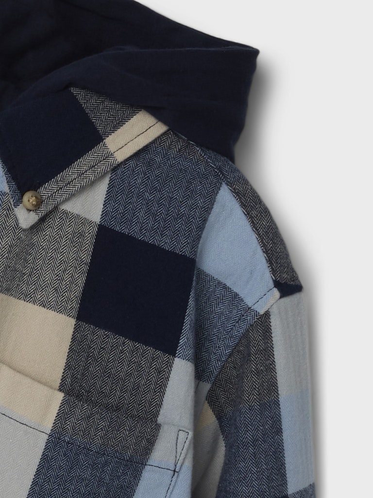 Blå rutig hoodie skjorta till kille. Overshirt från Name it med luva till pojke i ekologisk bomull.
NKMLARRY LS OVERSHIRT WH
13245121