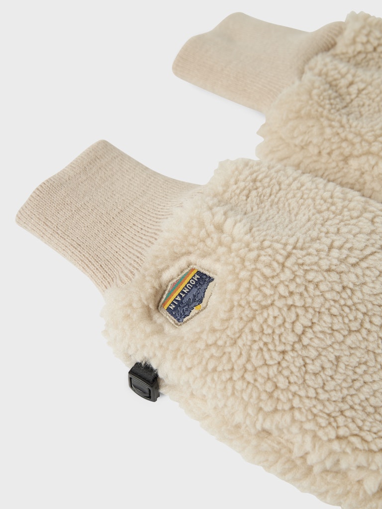 Natur Vita, ljust beige vantar till flicka. Tjej handskar som värmer händerna i vinter är helt i trenden detta år.
NKFMORNIA MITTENS
13245342