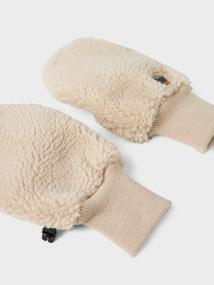 Natur Vita, ljust beige vantar till flicka. Tjej handskar som värmer händerna i vinter är helt i trenden detta år.
NKFMORNIA MITTENS
13245342