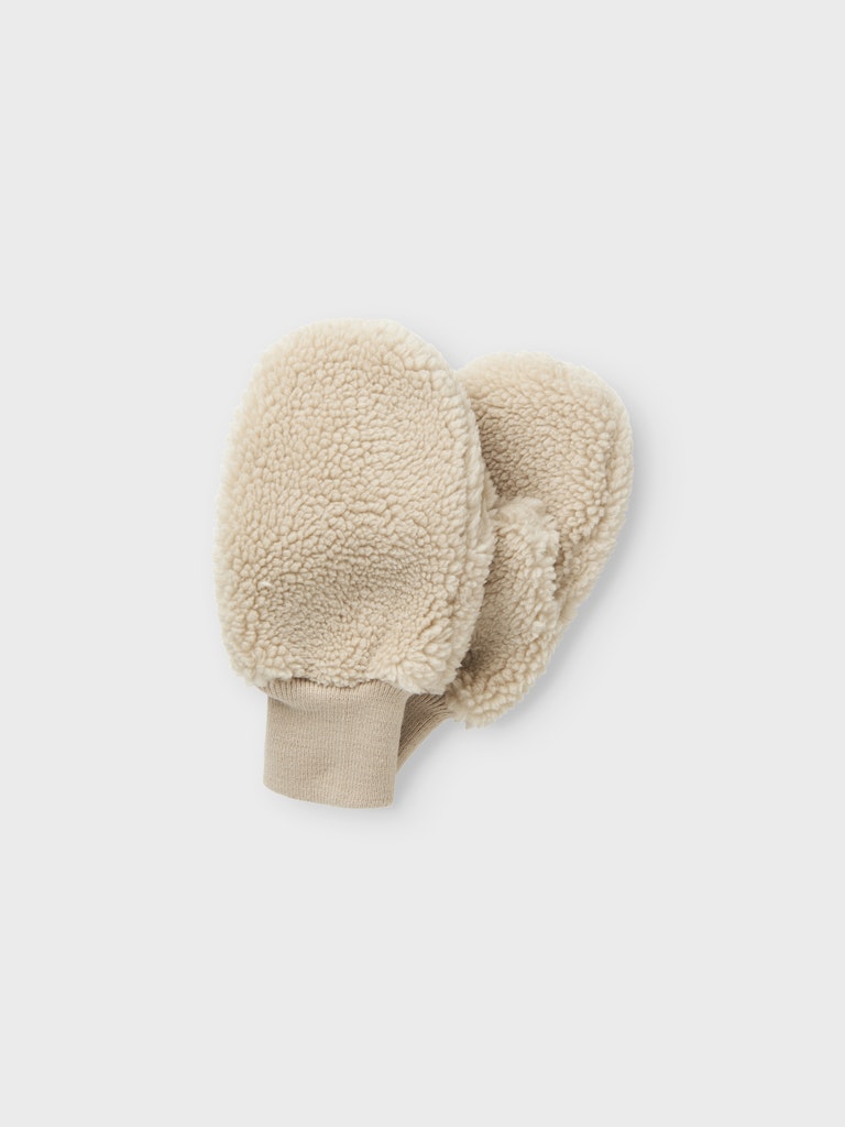 Natur Vita, ljust beige vantar till flicka. Tjej handskar som värmer händerna i vinter är helt i trenden detta år.
NKFMORNIA MITTENS
13245342