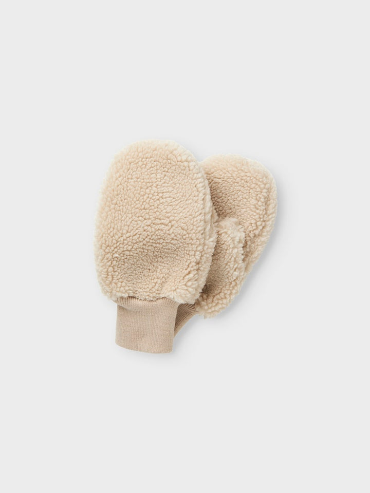 Natur Vita, ljust beige vantar till flicka. Tjej handskar som värmer händerna i vinter är helt i trenden detta år.
NKFMORNIA MITTENS
13245342
