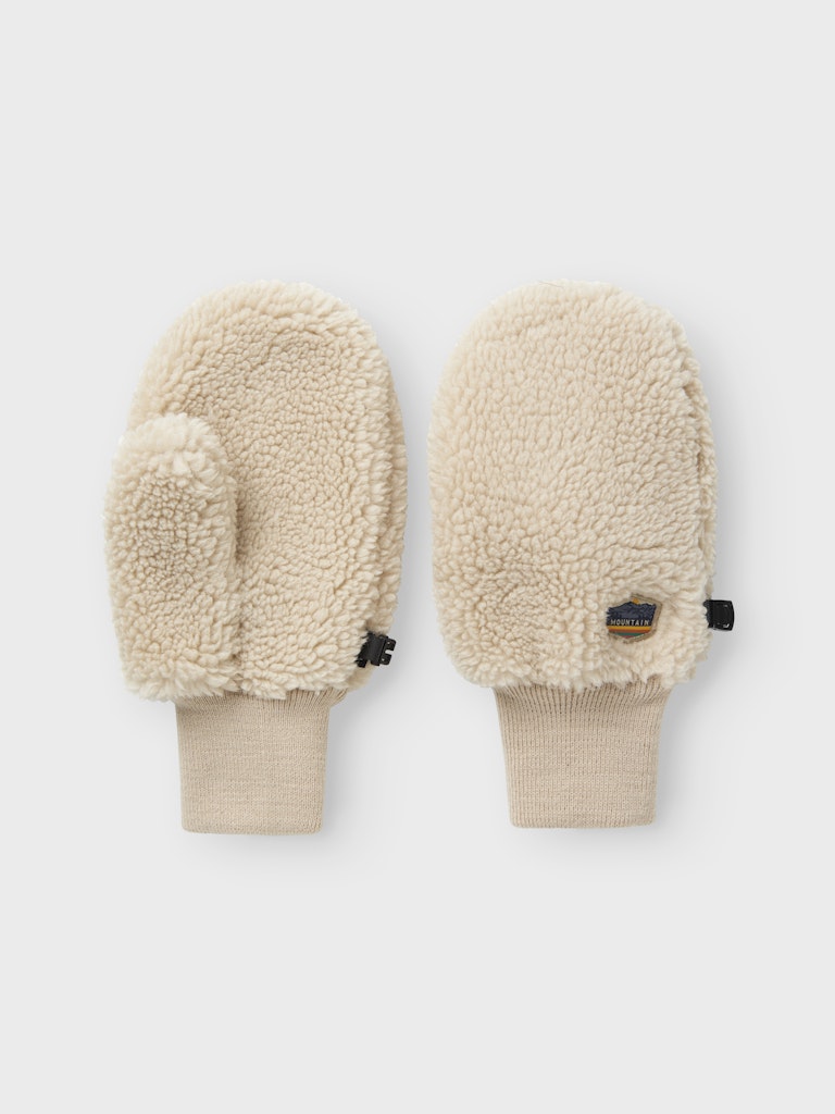 Natur Vita, ljust beige vantar till flicka. Tjej handskar som värmer händerna i vinter är helt i trenden detta år.
NKFMORNIA MITTENS
13245342