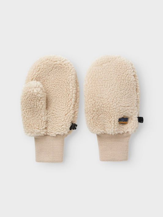 Natur Vita, ljust beige vantar till flicka. Tjej handskar som värmer händerna i vinter är helt i trenden detta år.
NKFMORNIA MITTENS
13245342
