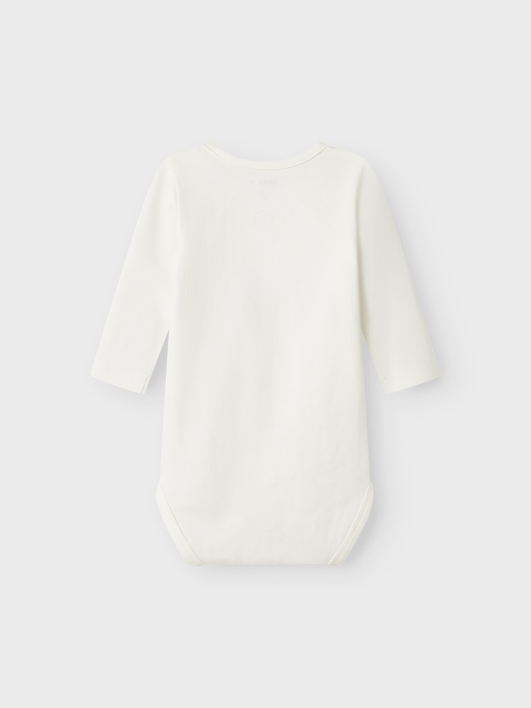 Vit ekologisk baby  body med traktor på magen. Långärmad bodysuit till bebis pojke från Name it.
NBMLIFE LS BODY
13245405