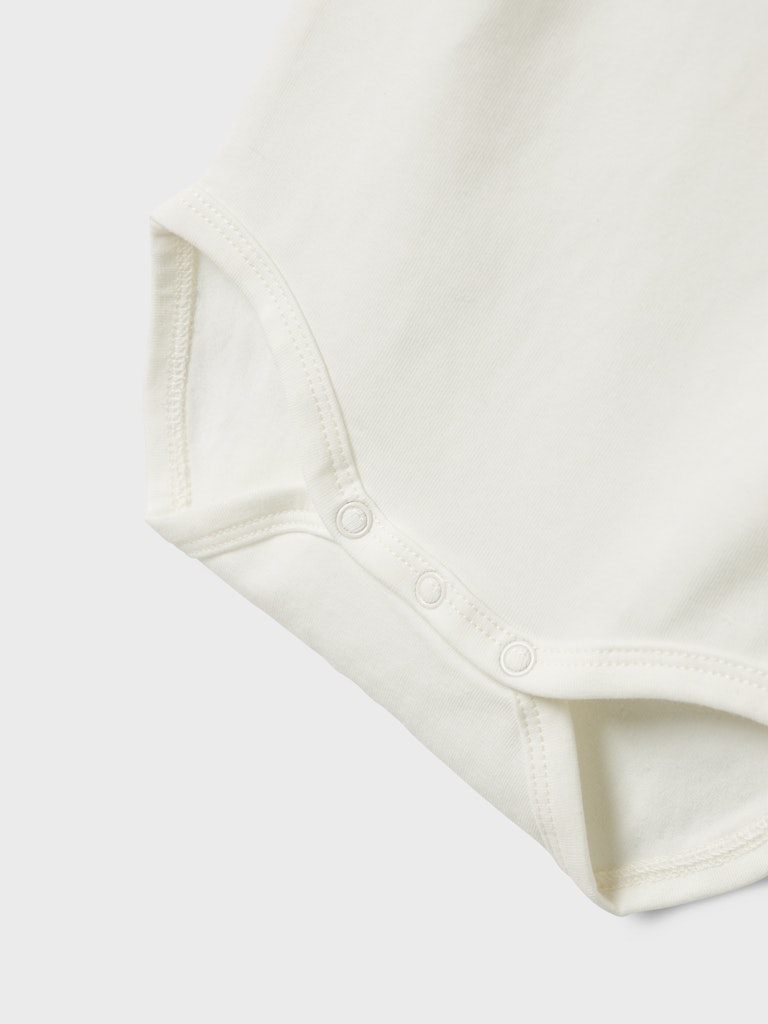 Vit ekologisk baby  body med traktor på magen. Långärmad bodysuit till bebis pojke från Name it.
NBMLIFE LS BODY
13245405