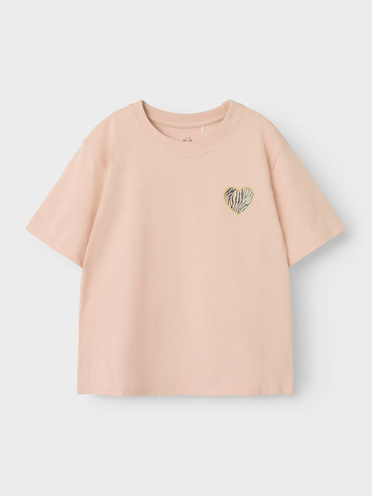 Rosa, beige kortärmad topp med hjärta i zebra mönster från Name it,  NKFRIKOLINE med glitter 