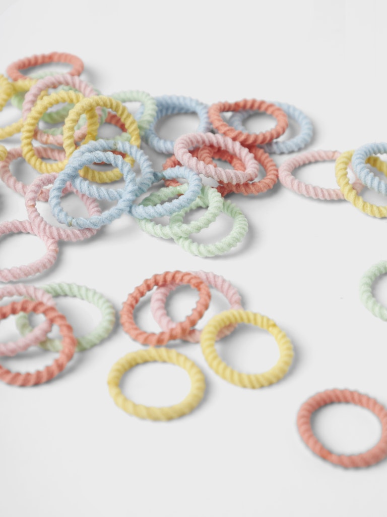 Små pastell färgade hårsnoddar i 50-pack. Sitter bra i håret på din flicka. Hår snodd från Name it.
NMFKALIA 50P HAIRELASTIC
13245579