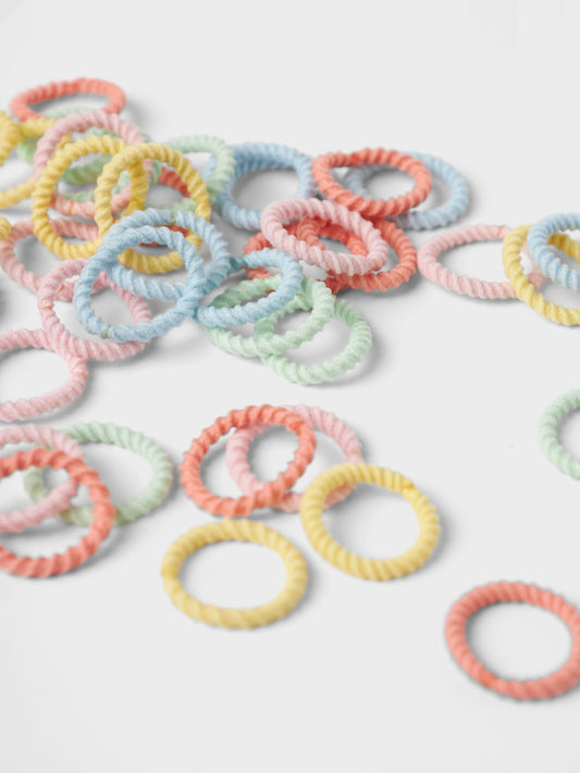 Små pastell färgade hårsnoddar i 50-pack. Sitter bra i håret på din flicka. Hår snodd från Name it.
NMFKALIA 50P HAIRELASTIC
13245579