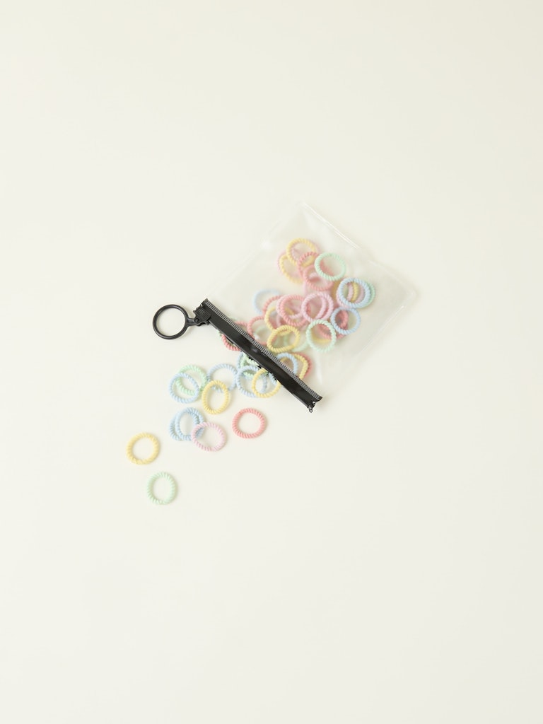 Små pastell färgade hårsnoddar i 50-pack. Sitter bra i håret på din flicka. Hår snodd från Name it.
NMFKALIA 50P HAIRELASTIC
13245579