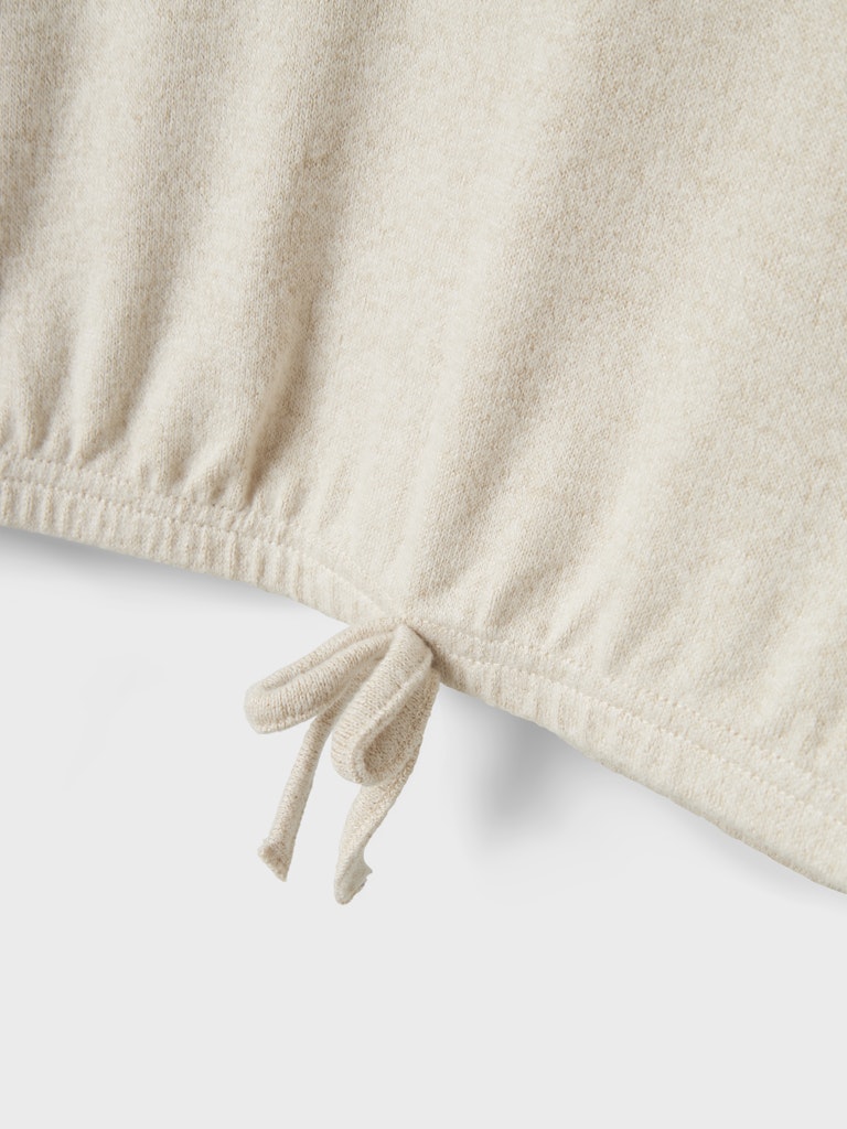 En stilren beige hoodie som passar både till vardag och helg – för tjejer som vill känna sig både bekväma och snygga!
NKFKATHLIN NREG SH LS TOP WH
13244712
