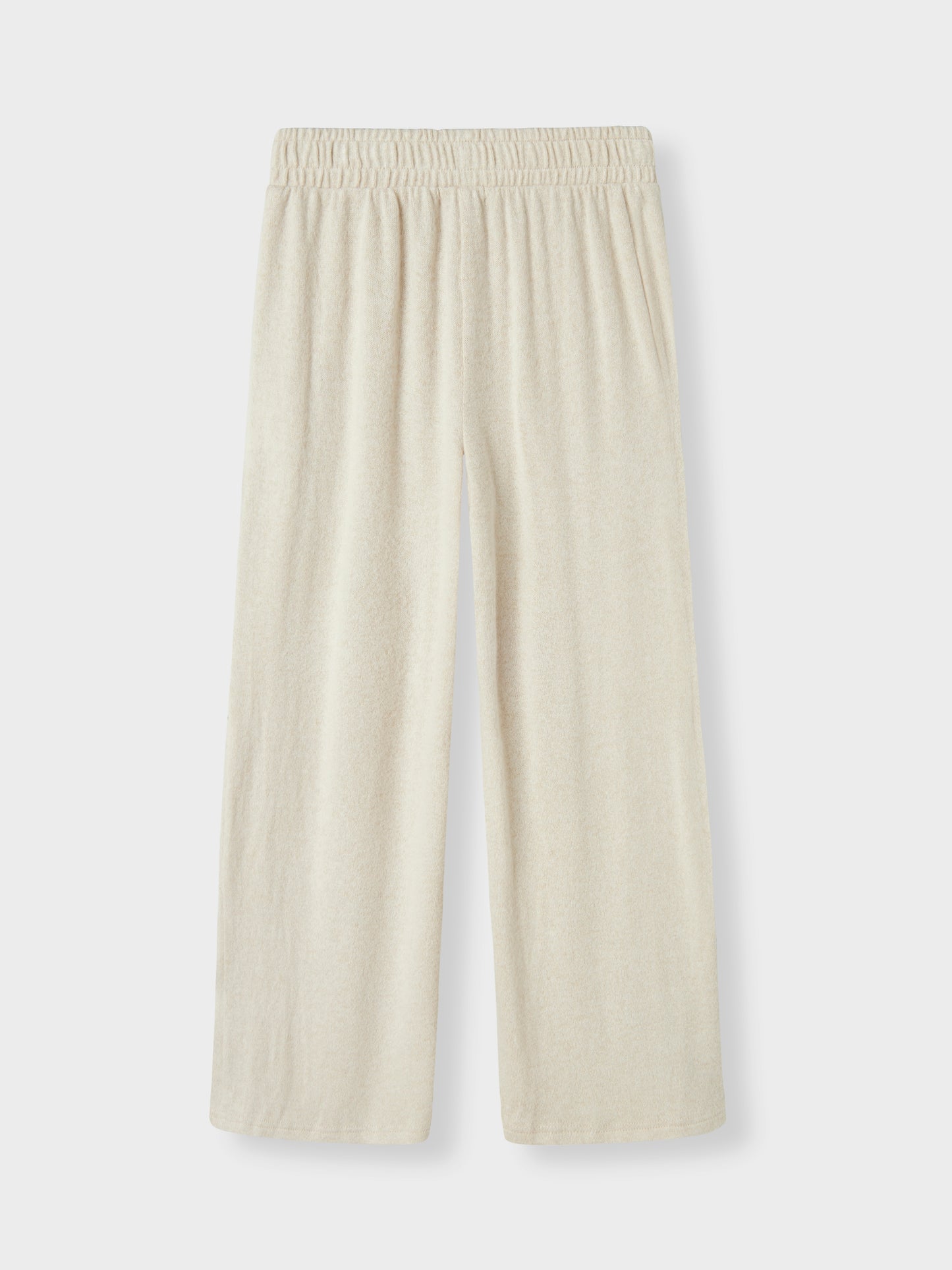 Beige mjukis byxa till tjej i skönaste mysiga kvalitet.
NKFKATHLIN WIDE PANT
13244543