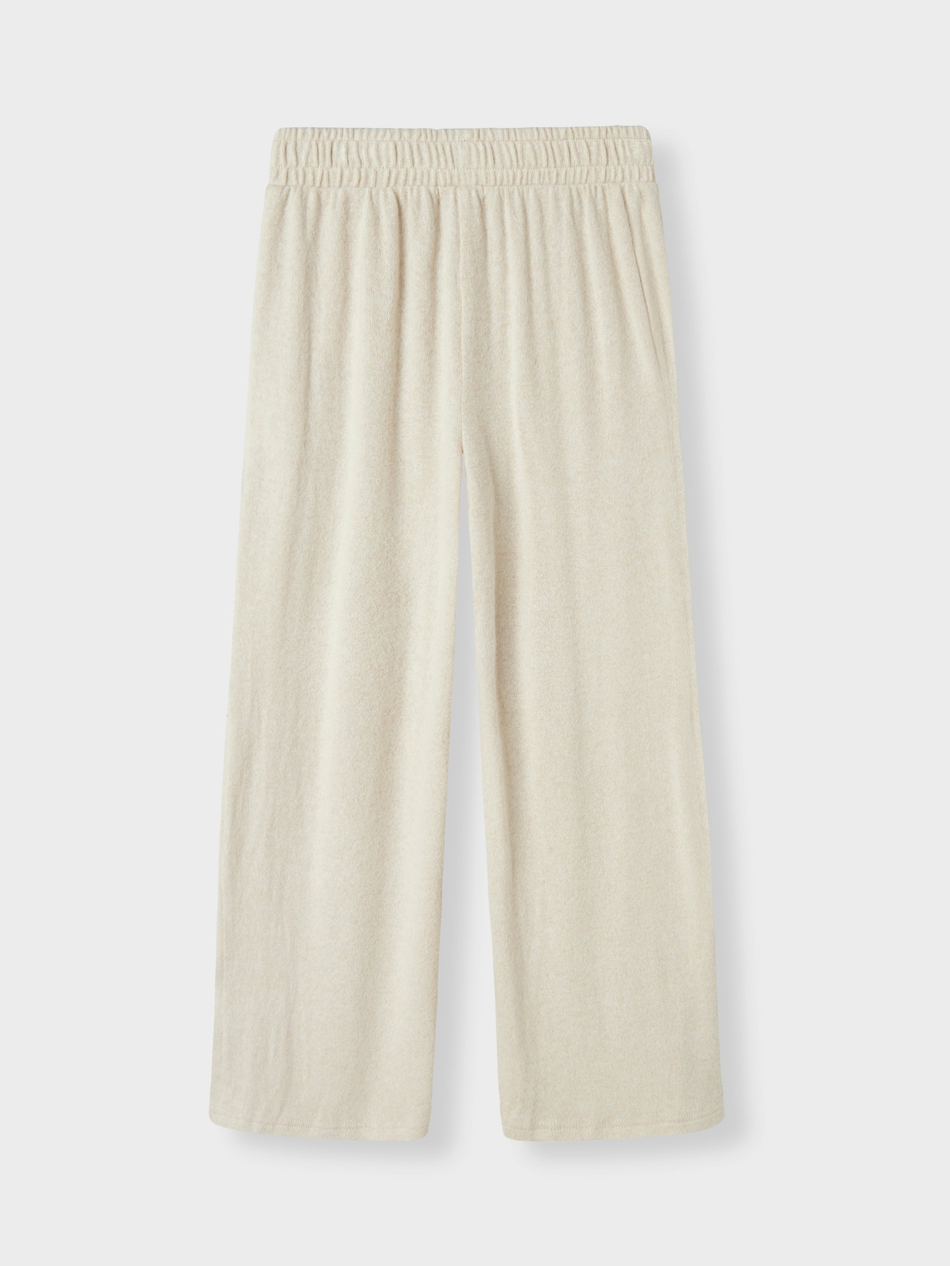Beige mjukis byxa till tjej i skönaste mysiga kvalitet.
NKFKATHLIN WIDE PANT
13244543
