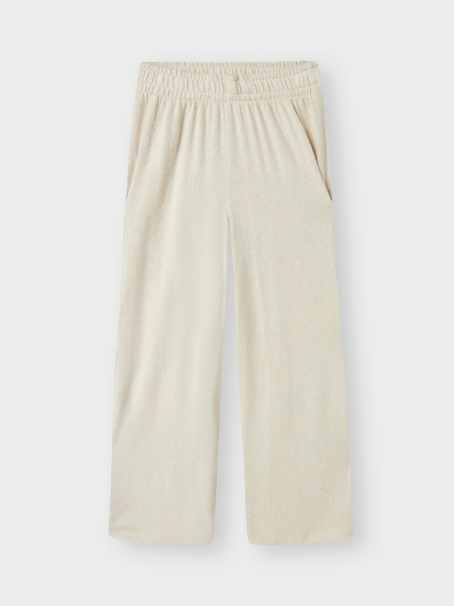 Beige mjukis byxa till tjej i skönaste mysiga kvalitet.
NKFKATHLIN WIDE PANT
13244543