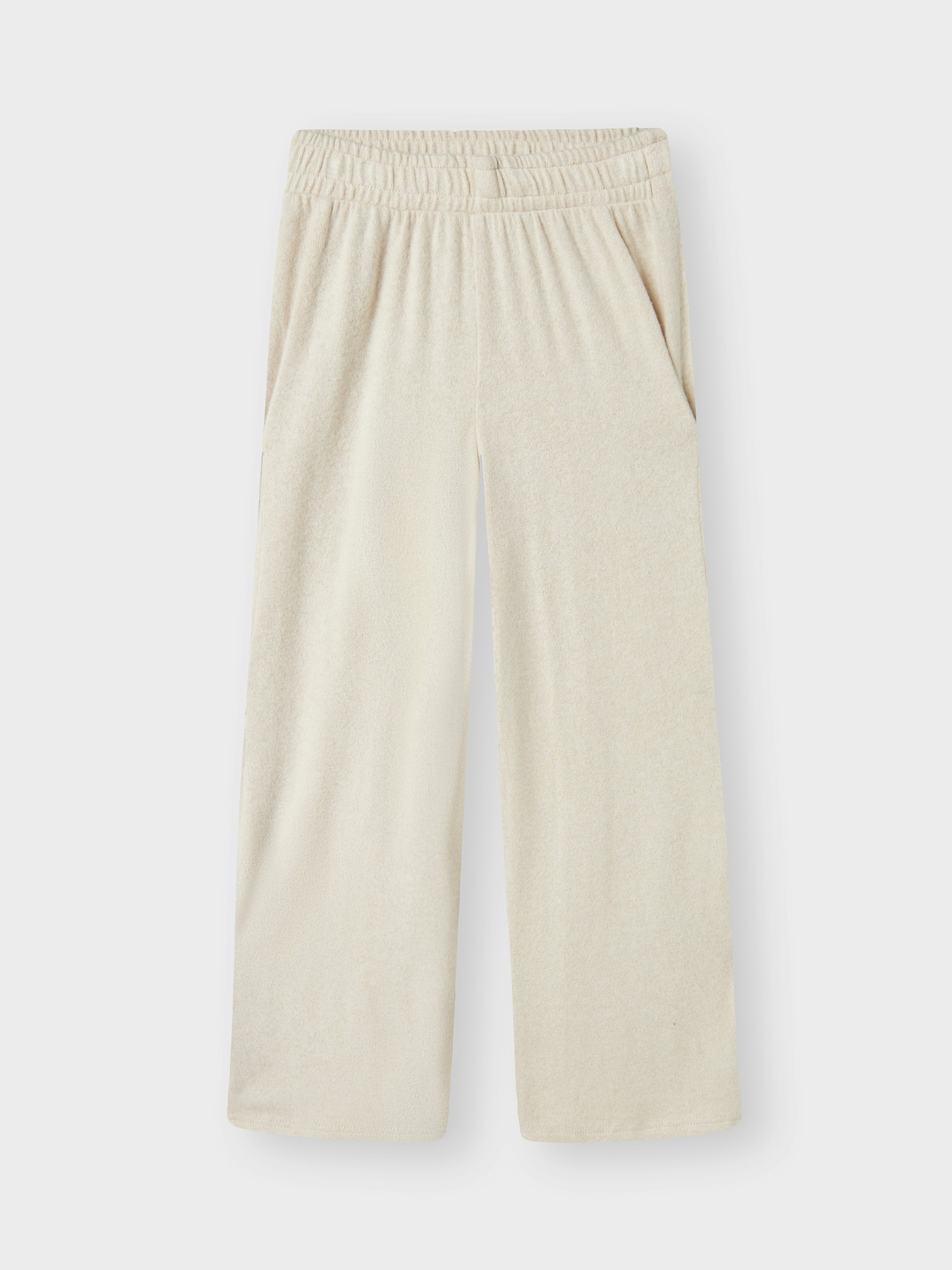 Beige mjukis byxa till tjej i skönaste mysiga kvalitet.
NKFKATHLIN WIDE PANT
13244543
