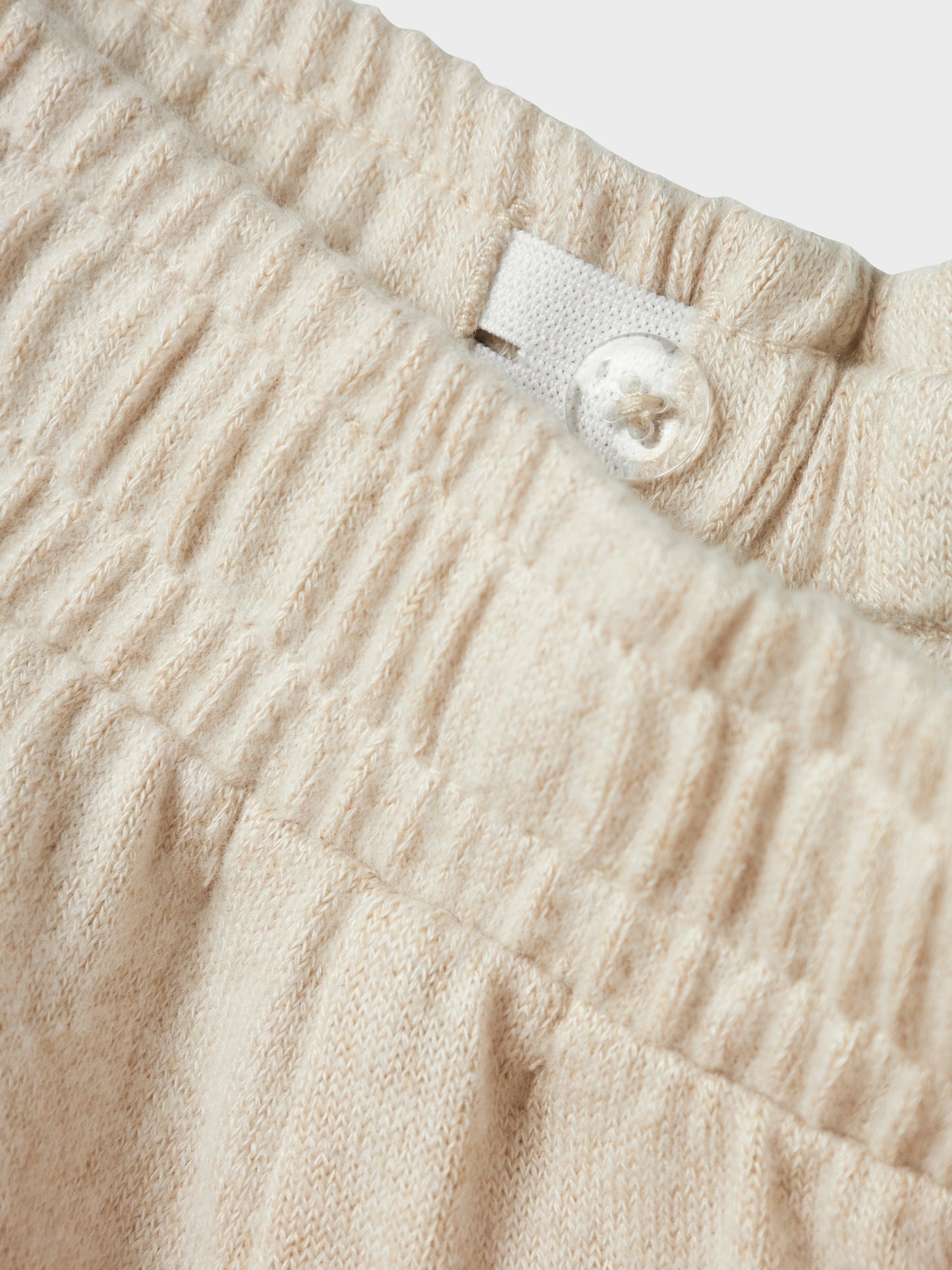 Beige mjukis byxa till tjej i skönaste mysiga kvalitet.
NKFKATHLIN WIDE PANT
13244543