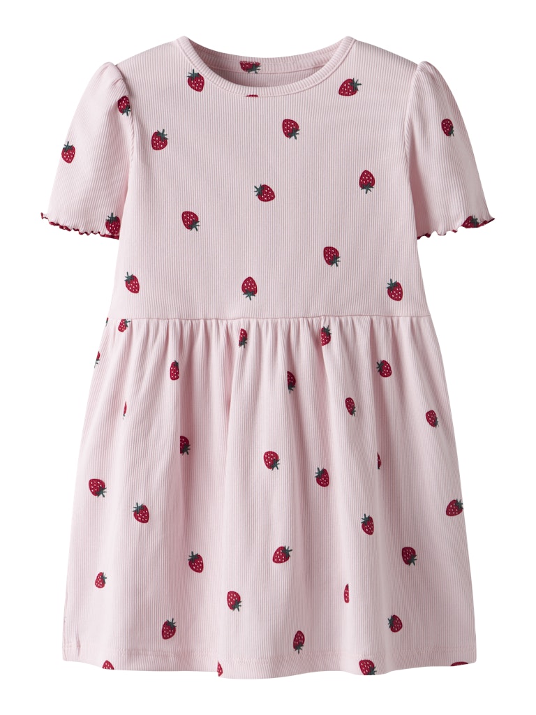 Rosa kortärmad barn klänning till flicka. Ribbad söt klänning i ekologiska bomull med jordgubbar på från Name it.
NMFJILLIE SS DRESS
13246149