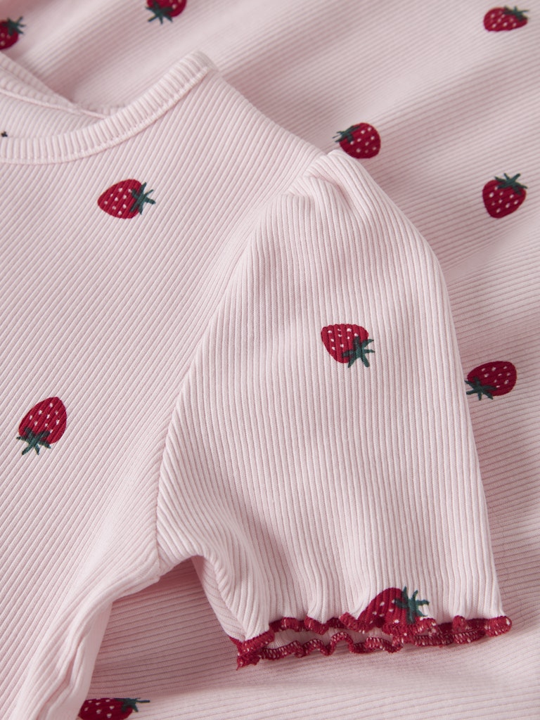Rosa kortärmad barn klänning till flicka. Ribbad söt klänning i ekologiska bomull med jordgubbar på från Name it.
NMFJILLIE SS DRESS
13246149