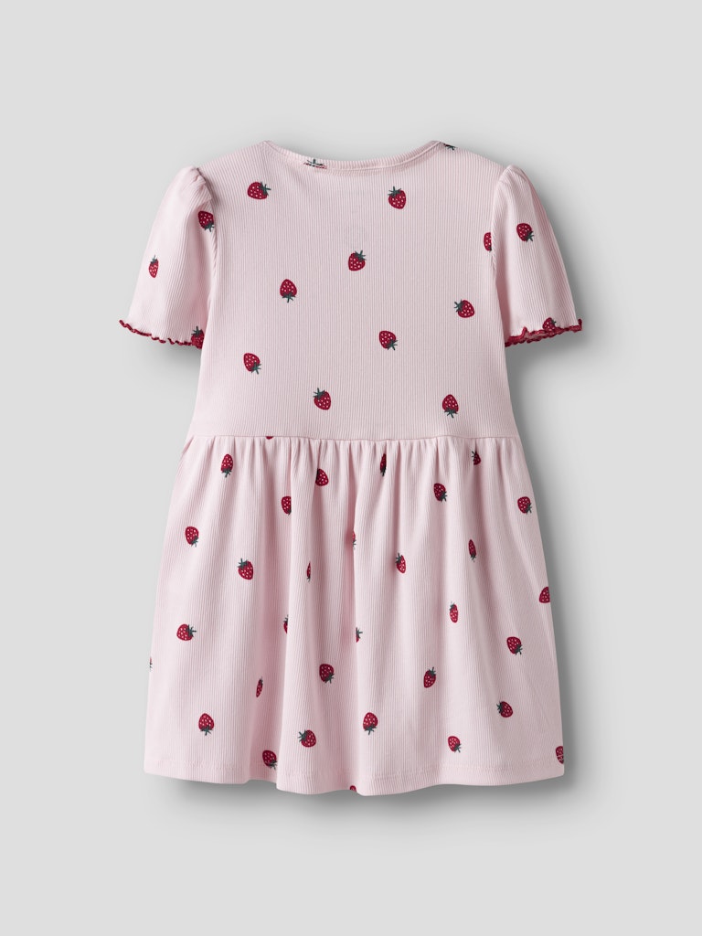 Rosa kortärmad barn klänning till flicka. Ribbad söt klänning i ekologiska bomull med jordgubbar på från Name it.
NMFJILLIE SS DRESS
13246149
