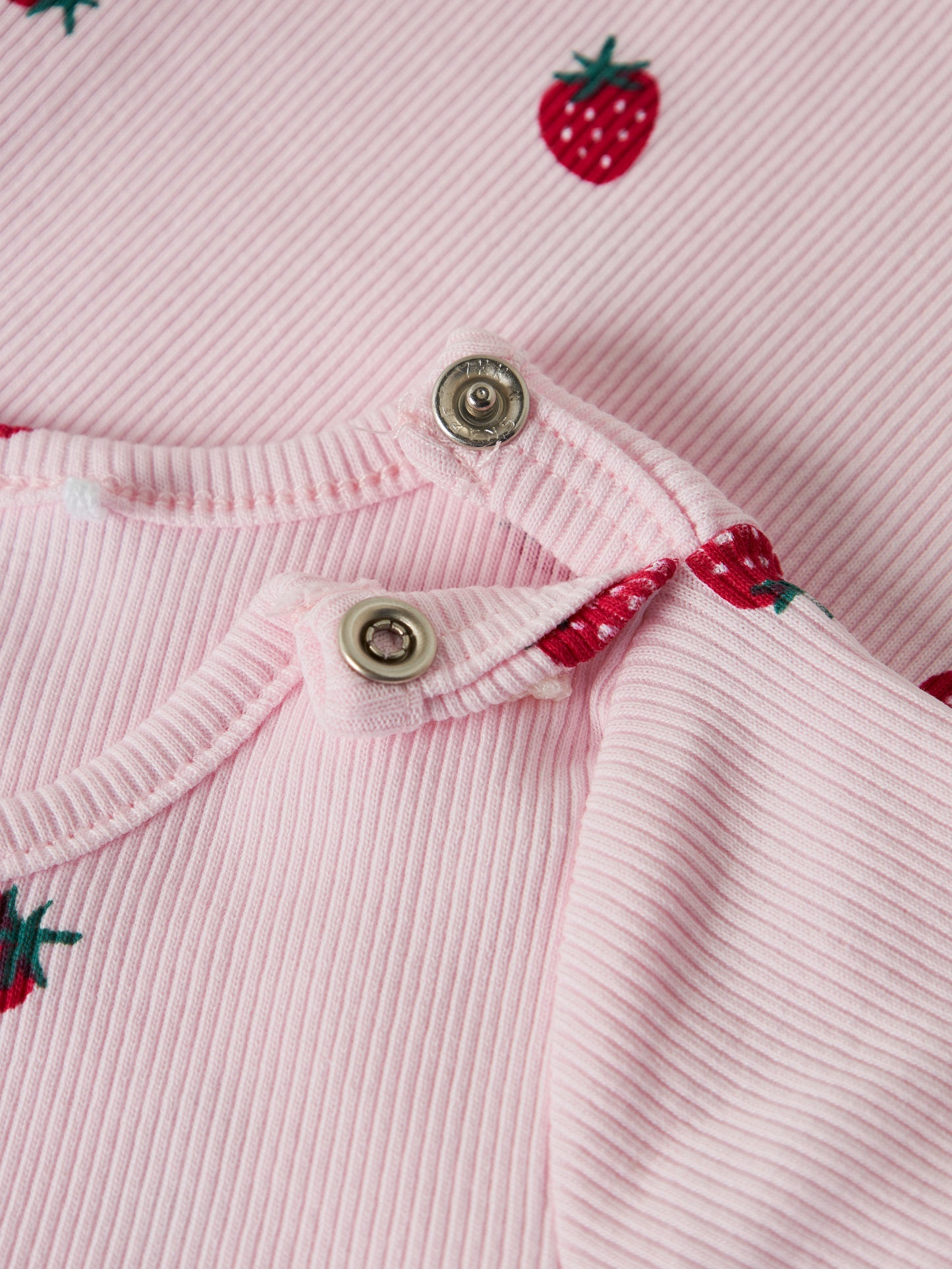 Rosa ekologisk body till din baby flicka med ett mönster av jordgubbar. Söt klassisk kortärmad bebis body.
NBFJILLIE SS BODY BOX
13246165