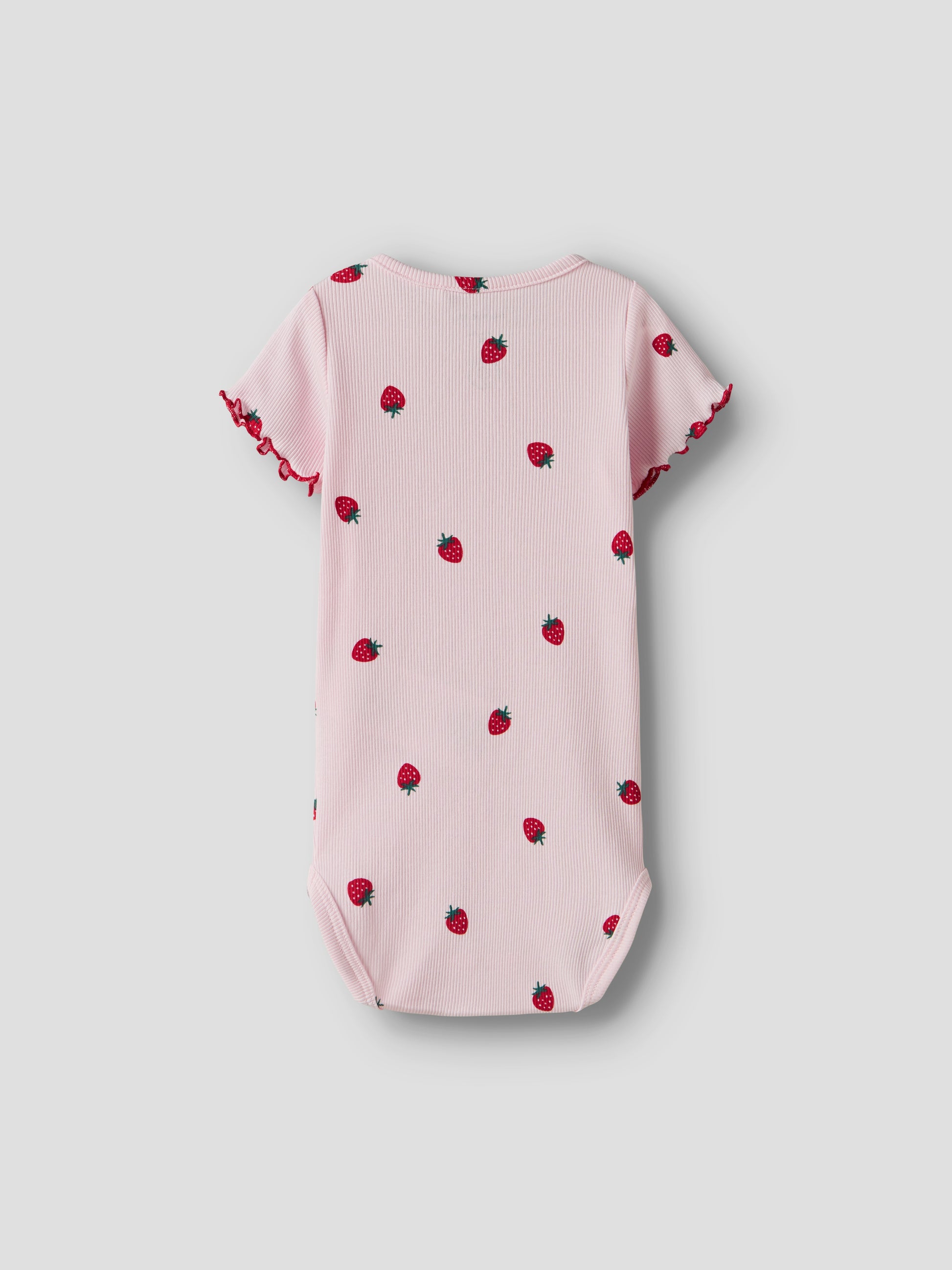 Rosa ekologisk body till din baby flicka med ett mönster av jordgubbar. Söt klassisk kortärmad bebis body.
NBFJILLIE SS BODY BOX
13246165
