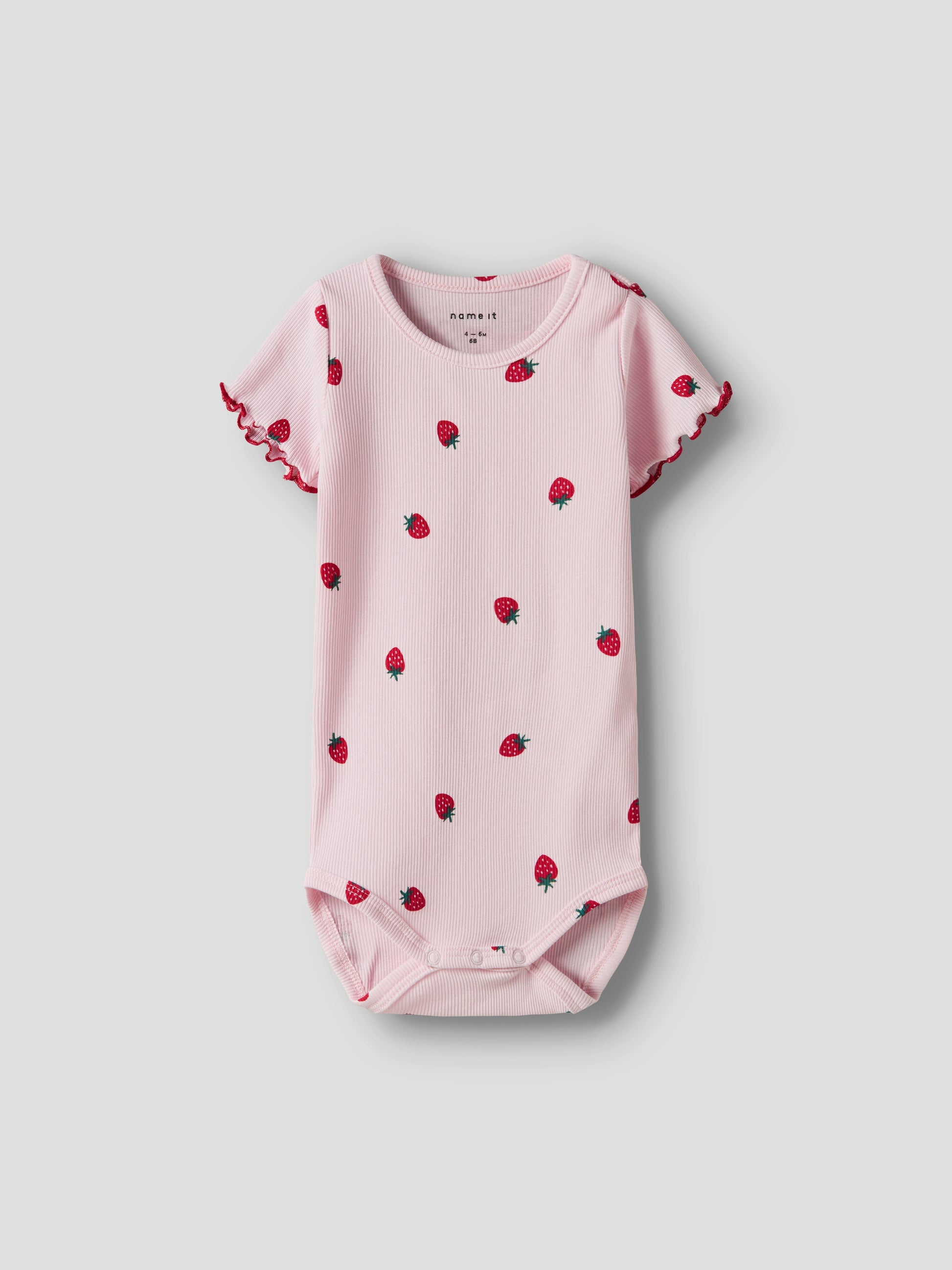 Rosa ekologisk body till din baby flicka med ett mönster av jordgubbar. Söt klassisk kortärmad bebis body.
NBFJILLIE SS BODY BOX
13246165