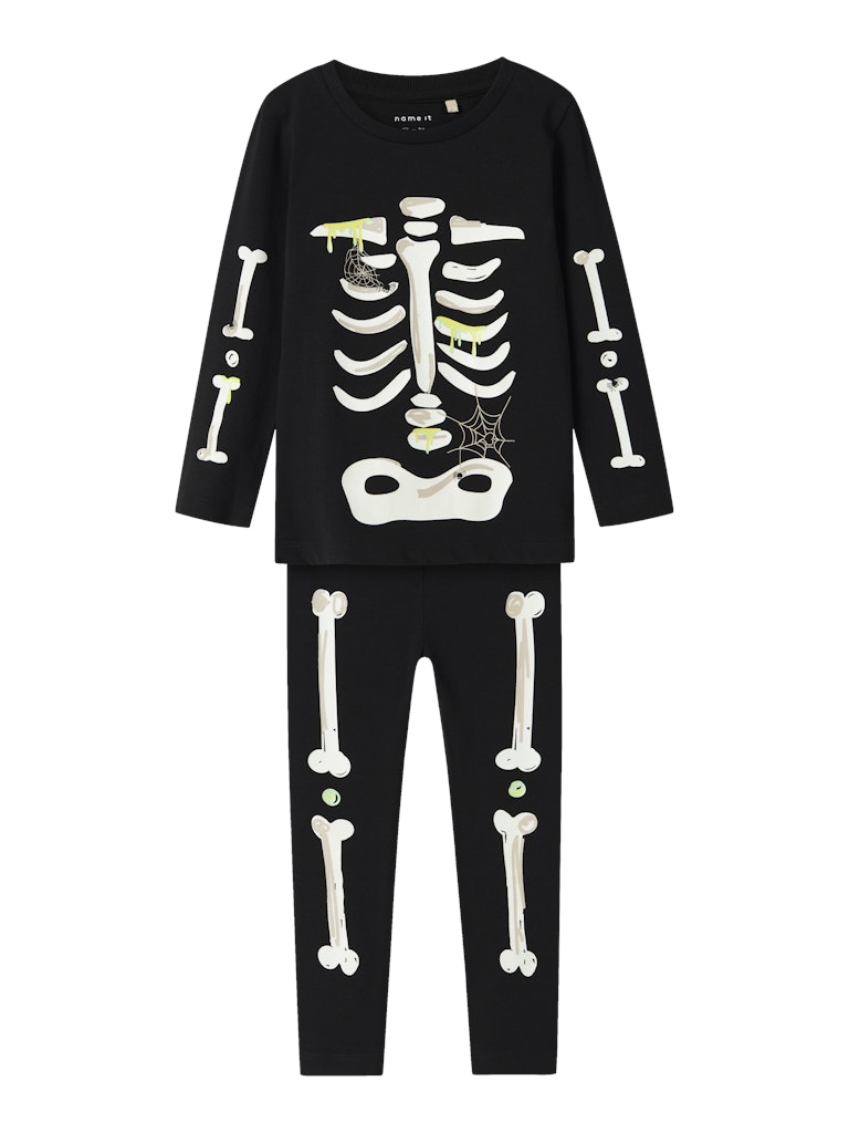 Svart halloween pyjamas med tryck av ett skelett. Skelettet lyser i mörker och gör varje kväll till ett äventyr för din flicka eller pojke. Tvådelad maskerad dräkt i ekologisk bomull.
NMNOWEN NIGHT SET
13246193