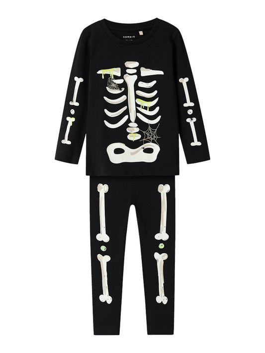 Svart halloween pyjamas med tryck av ett skelett. Skelettet lyser i mörker och gör varje kväll till ett äventyr för din flicka eller pojke. Tvådelad maskerad dräkt i ekologisk bomull.
NMNOWEN NIGHT SET
13246193