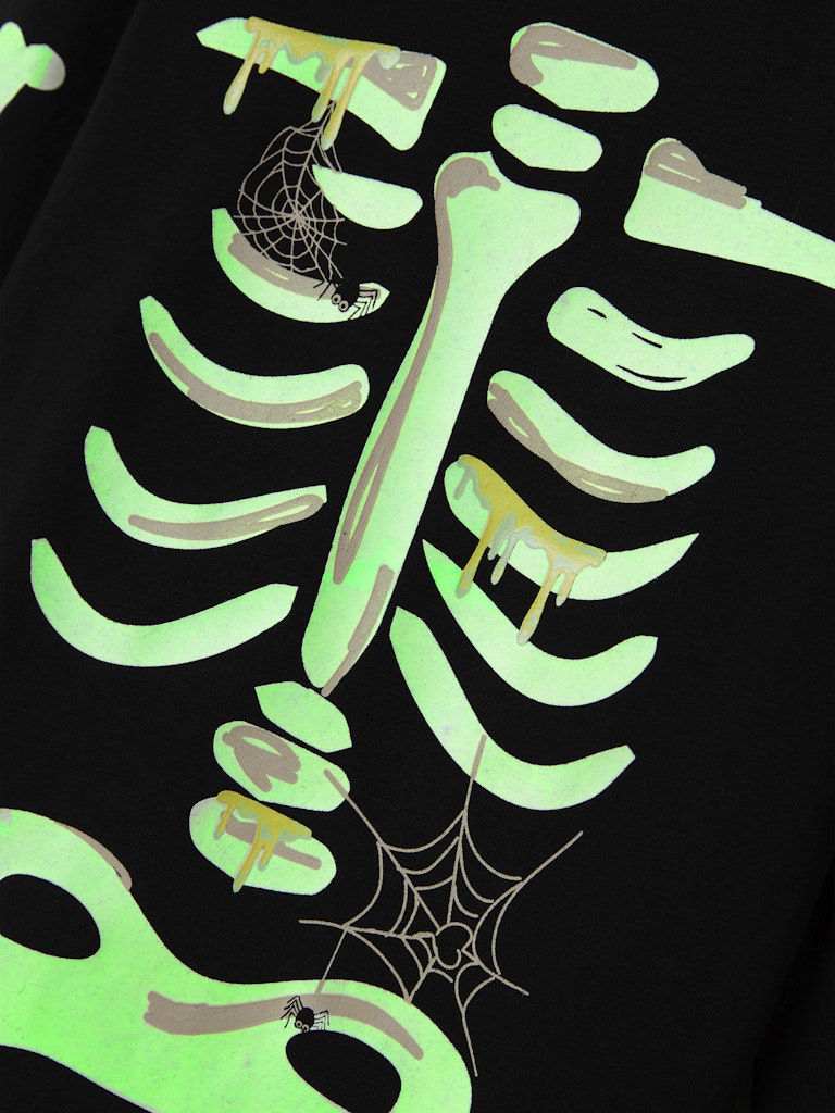Svart halloween pyjamas med tryck av ett skelett. Skelettet lyser i mörker och gör varje kväll till ett äventyr för din flicka eller pojke. Tvådelad maskerad dräkt i ekologisk bomull.
NMNOWEN NIGHT SET
13246193