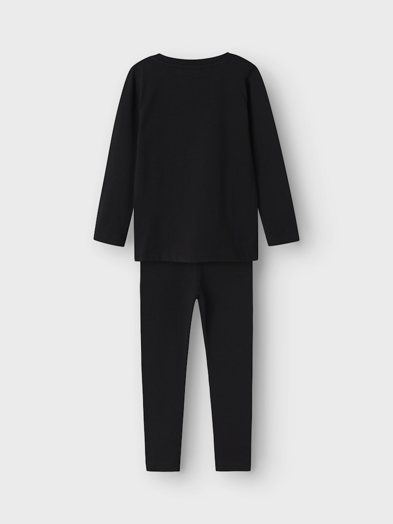 Svart halloween pyjamas med tryck av ett skelett. Skelettet lyser i mörker och gör varje kväll till ett äventyr för din flicka eller pojke. Tvådelad maskerad dräkt i ekologisk bomull.
NMNOWEN NIGHT SET
13246193