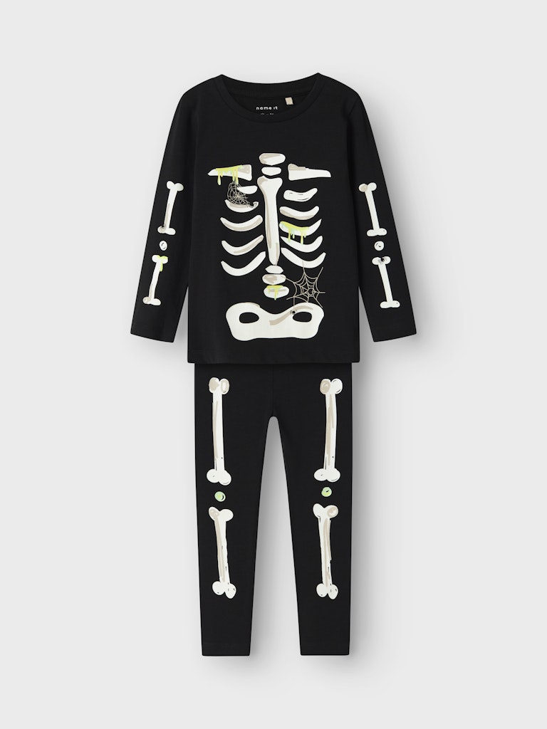 Svart halloween pyjamas med tryck av ett skelett. Skelettet lyser i mörker och gör varje kväll till ett äventyr för din flicka eller pojke. Tvådelad maskerad dräkt i ekologisk bomull.
NMNOWEN NIGHT SET
13246193