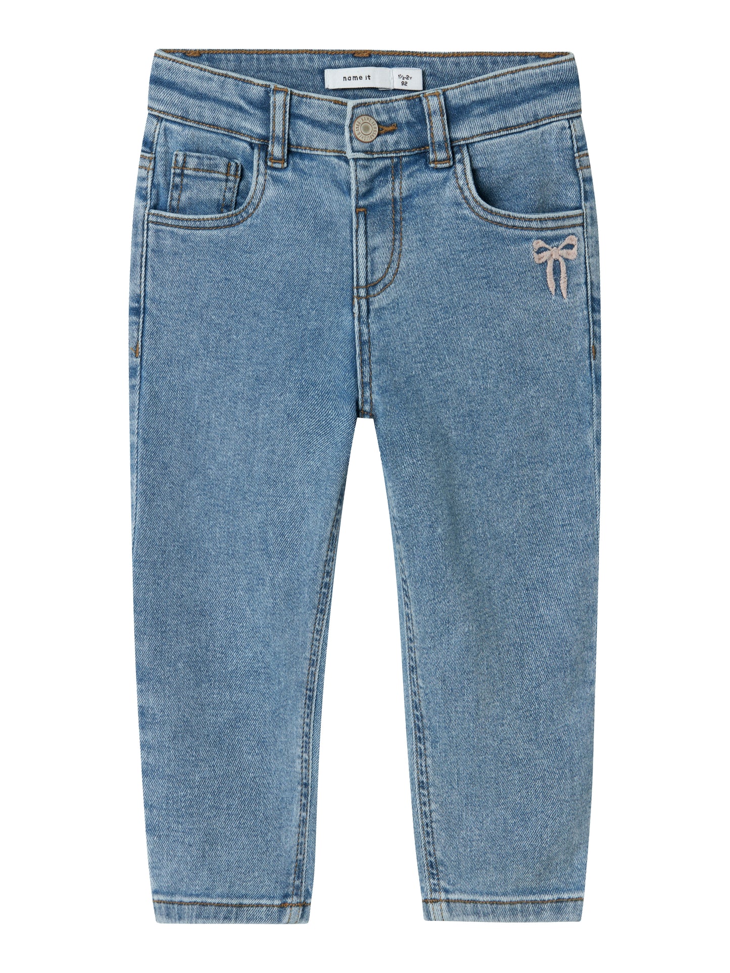 Blå jeans till flicka med söta rosetter på bakfickor och vid fickan. Tjej jeans byxor från Name it.
NMFBELLA MOM EMB JEANS 1224-SM NOOS
13242772