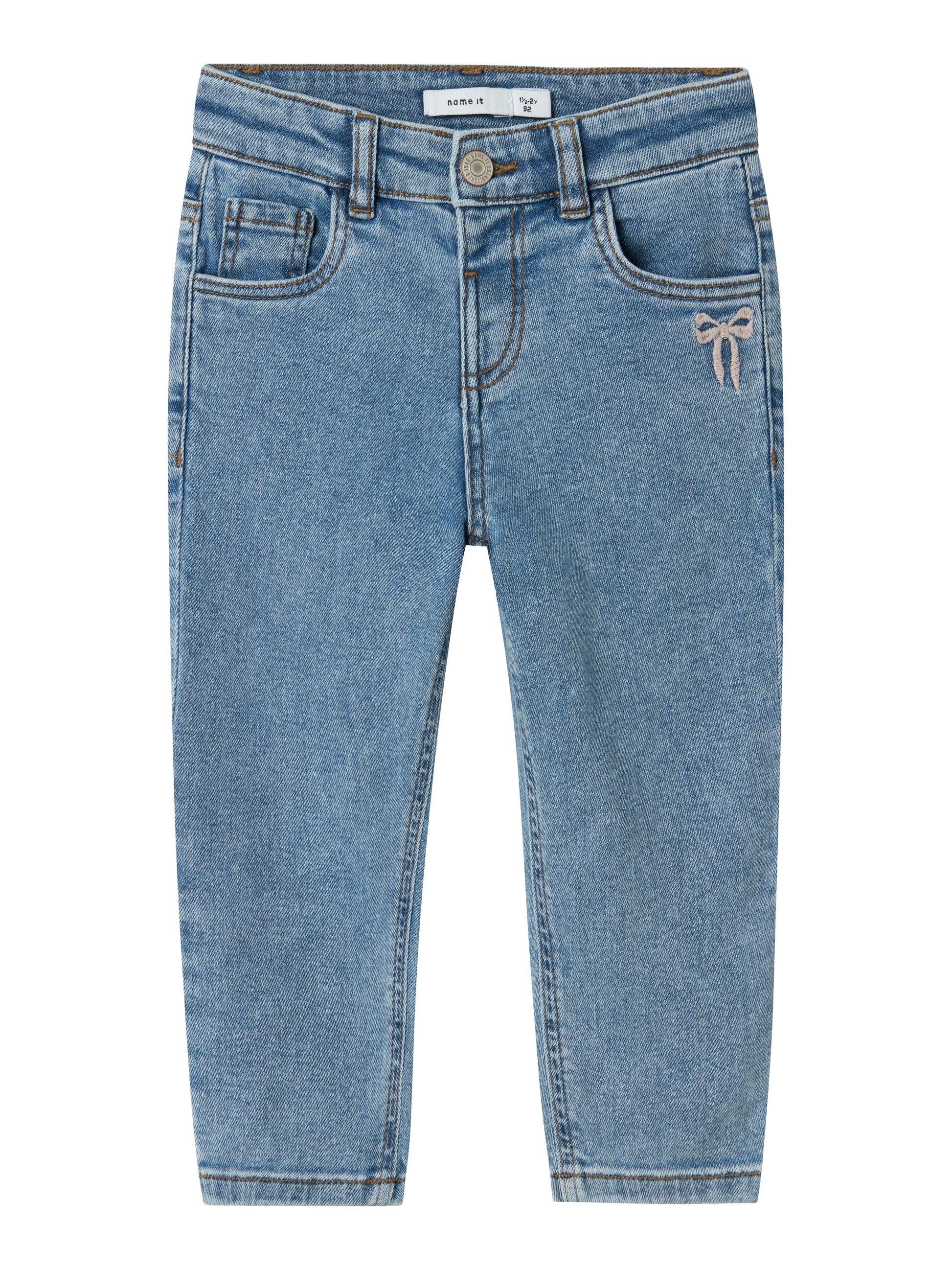 Blå jeans till flicka med söta rosetter på bakfickor och vid fickan. Tjej jeans byxor från Name it.
NMFBELLA MOM EMB JEANS 1224-SM NOOS
13242772