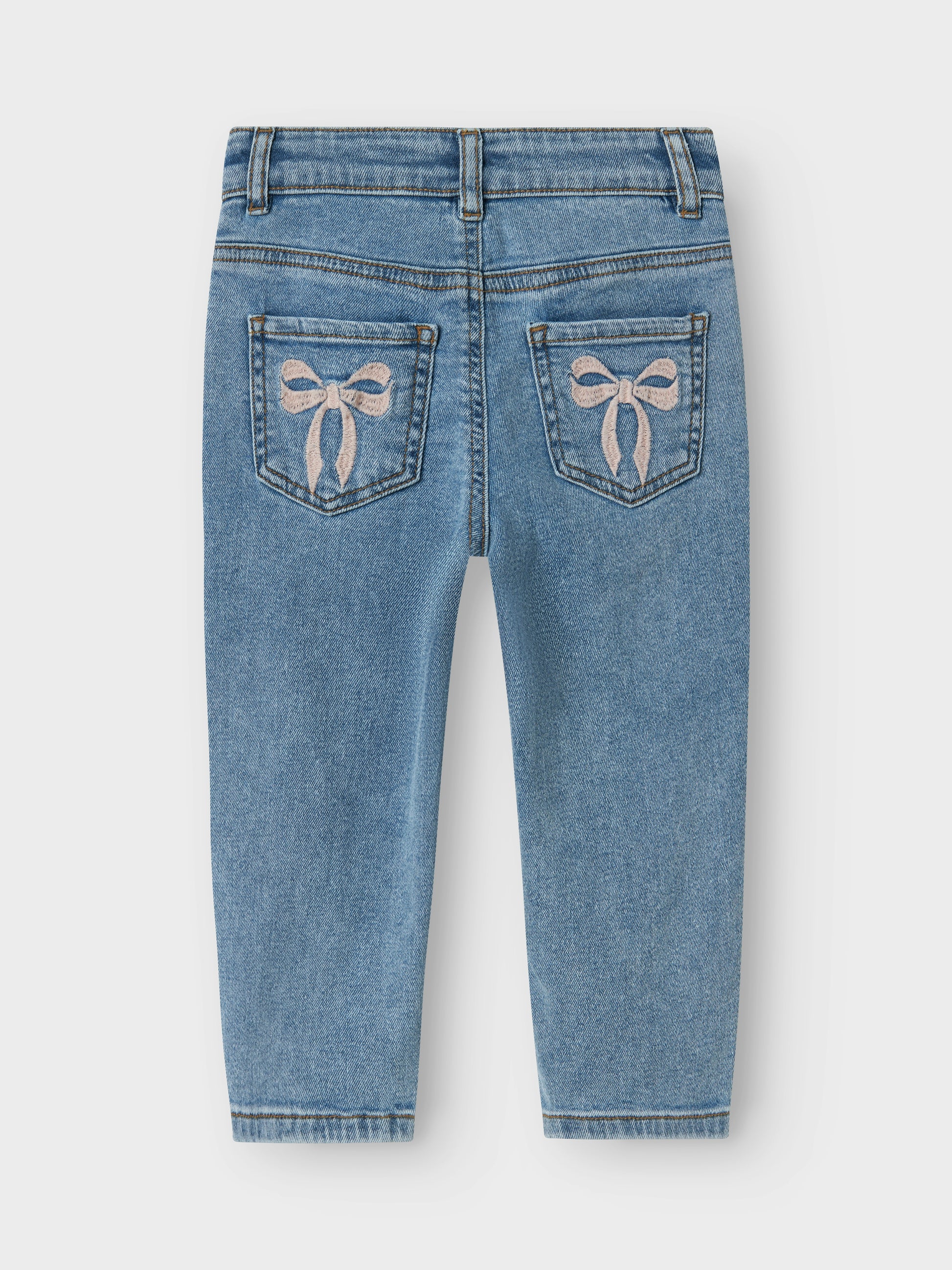 Blå jeans till flicka med söta rosetter på bakfickor och vid fickan. Tjej jeans byxor från Name it.
NMFBELLA MOM EMB JEANS 1224-SM NOOS
13242772