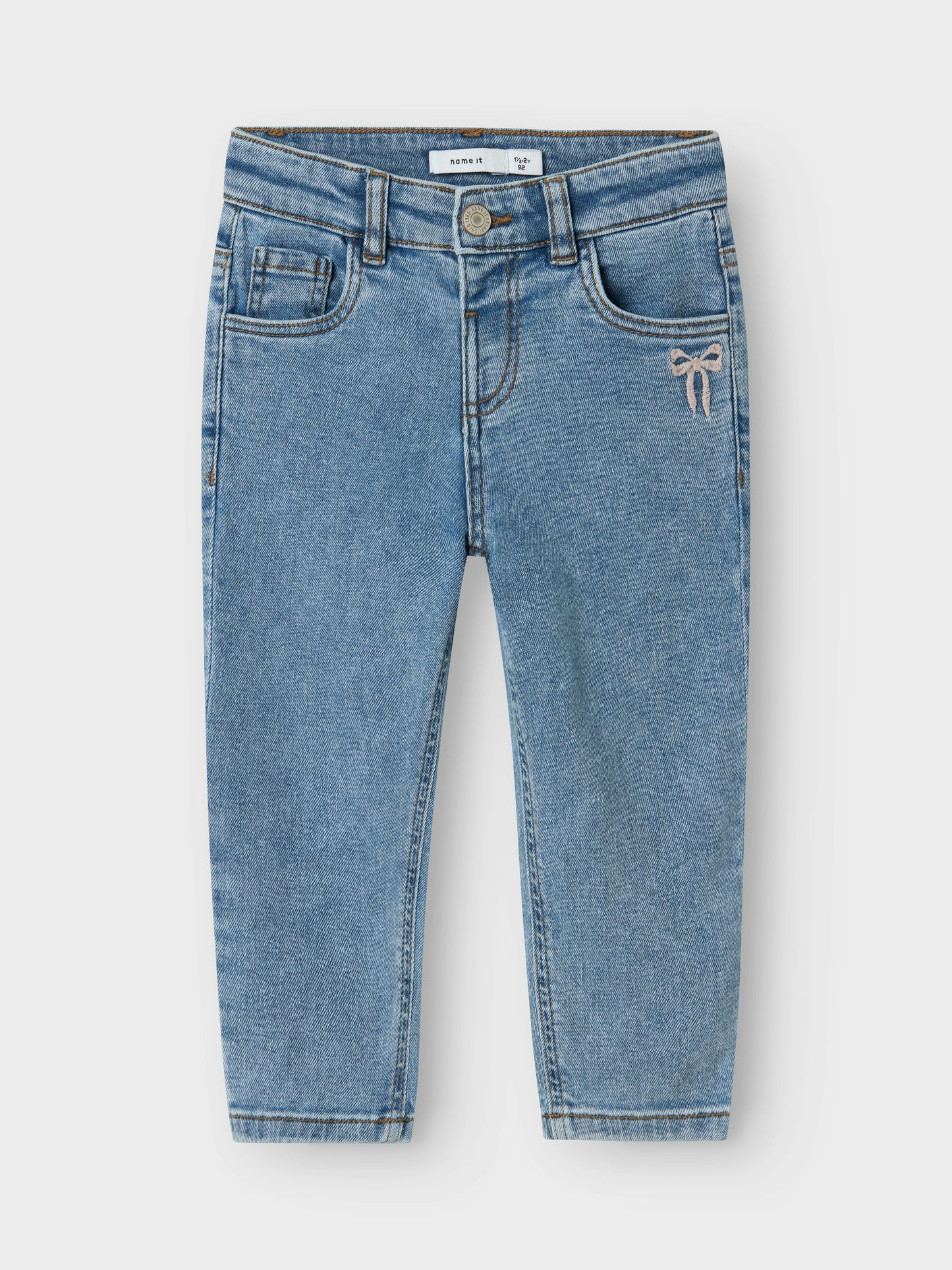 Blå jeans till flicka med söta rosetter på bakfickor och vid fickan. Tjej jeans byxor från Name it.
NMFBELLA MOM EMB JEANS 1224-SM NOOS
13242772