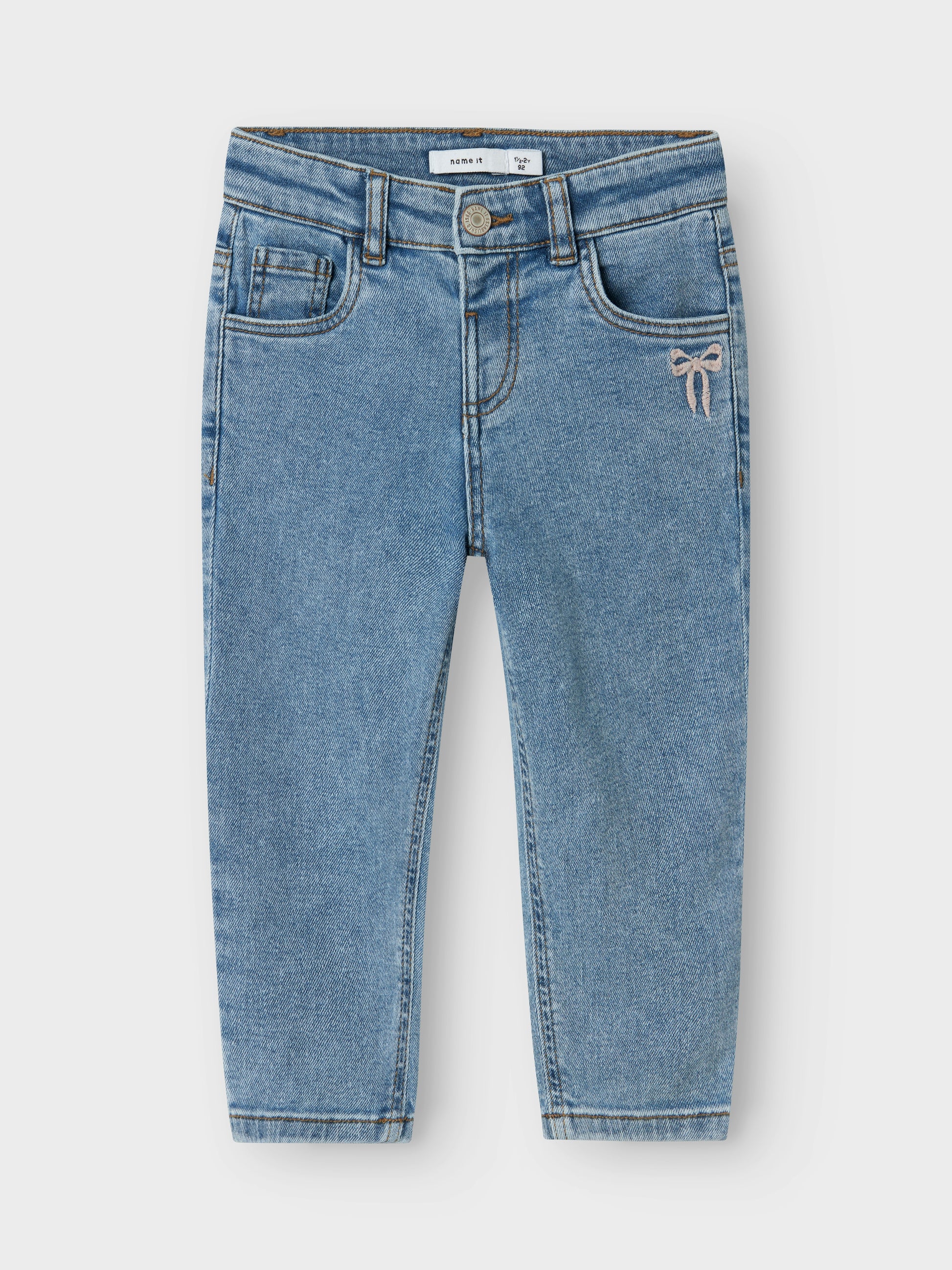 Blå jeans till flicka med söta rosetter på bakfickor och vid fickan. Tjej jeans byxor från Name it.
NMFBELLA MOM EMB JEANS 1224-SM NOOS
13242772