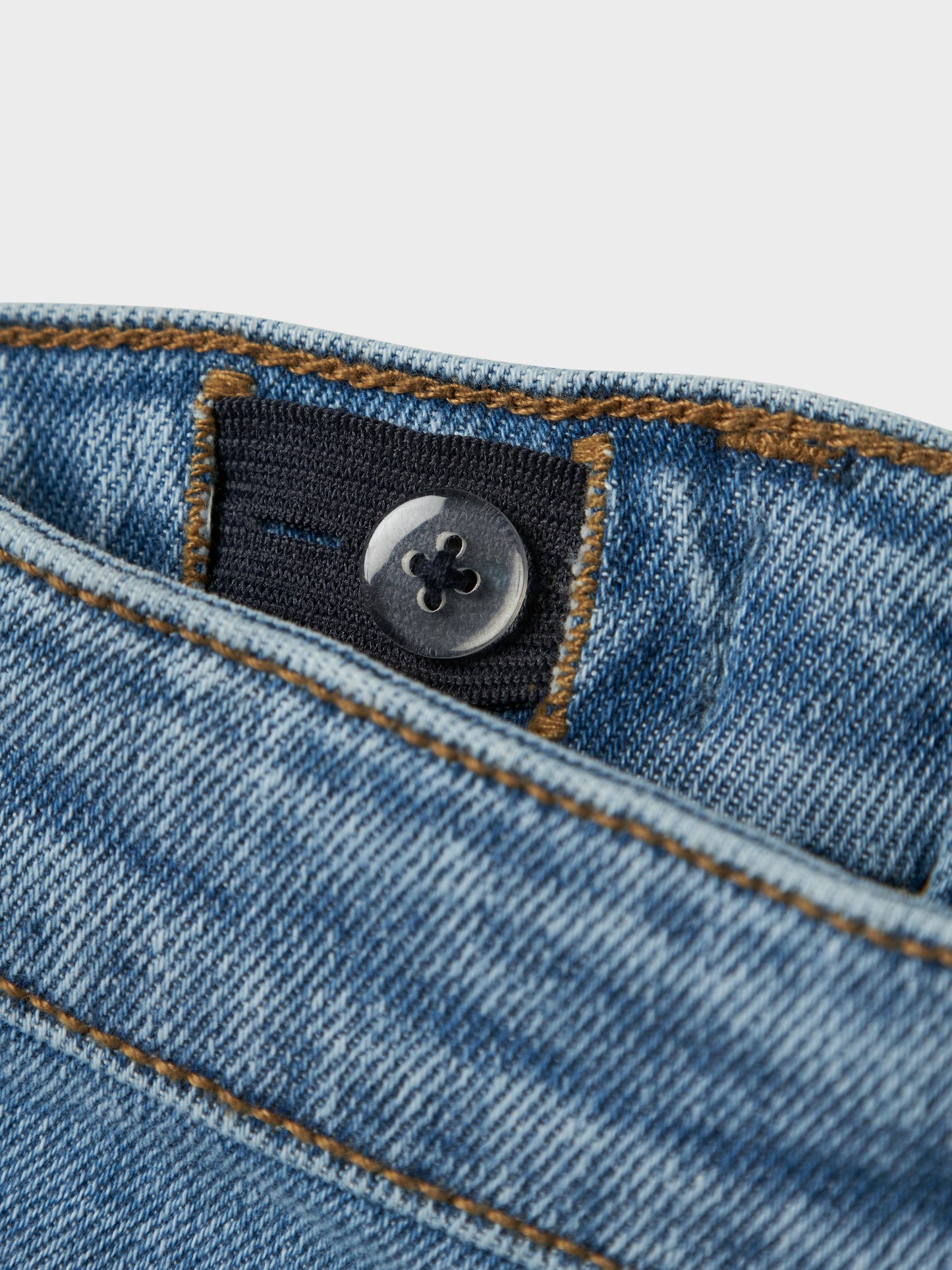 Blå jeans till flicka med söta rosetter på bakfickor och vid fickan. Tjej jeans byxor från Name it.
NMFBELLA MOM EMB JEANS 1224-SM NOOS
13242772